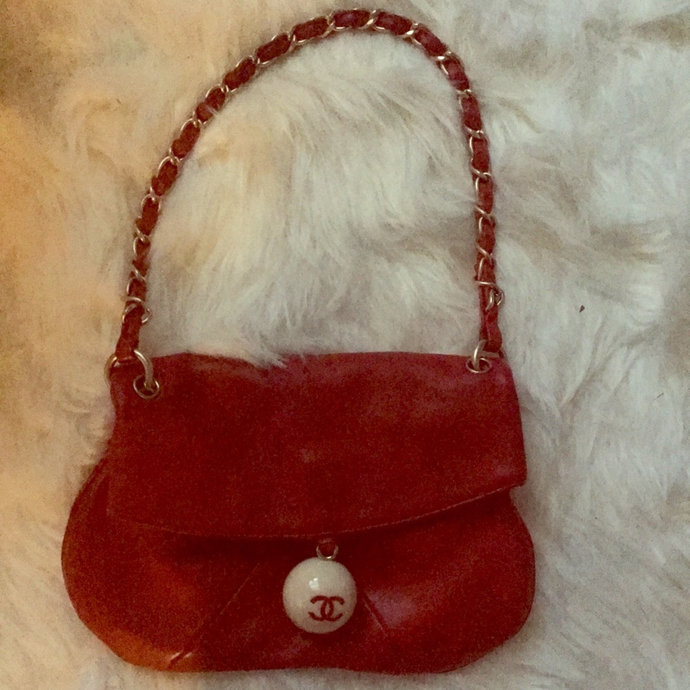 Authentic chanel clutch with gold chain, very cute